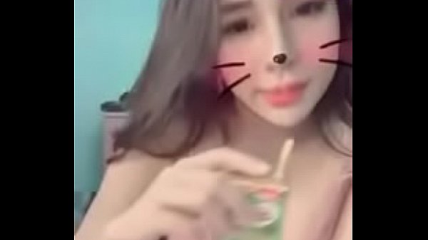 The girl exposed her breasts on livestream Uplive