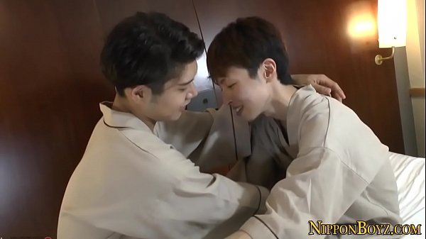 Minet japonais lubrifié se fait enculer