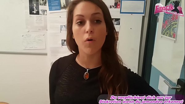 Chefin fickt Angestellte im Büro und lässt sich besamen