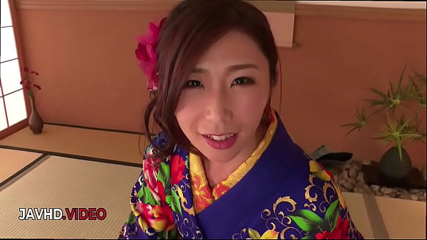 La seducente MILF vestita di kimono Ayumi Shinoda si diverte con un pompino appassionato e altro ancora