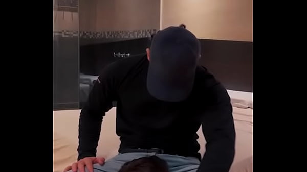 Consegna Uber, fusto muscoloso con un berretto, mi scopa per i soldi extra che gli ho offerto