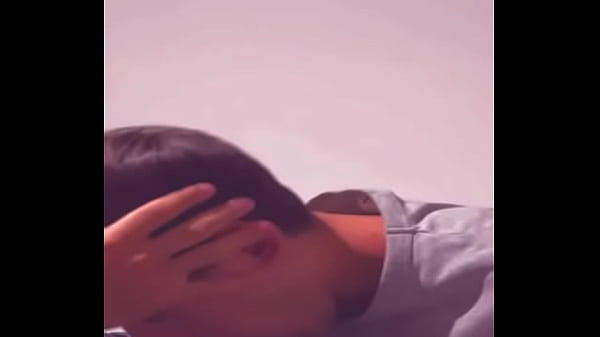 Un danseur de ballet me fait lui sucer la bite après quelques verres au bar