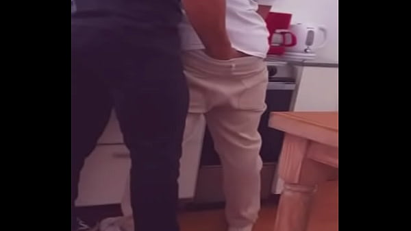 Mein Mitbewohner berührt mich, wird erregt und fickt mich in der Küche