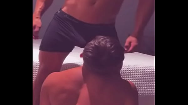 Der verlassene Hetero aus der Bar lässt sich den Schwanz lutschen, er denkt, ich sei seine Freundin