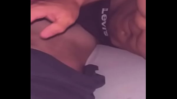 Debajo de las sábanas mi vecina me folla a escondidas mientras vemos Netflix