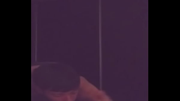 Pruebo por primera vez la polla de mi vecino guapo y atlético