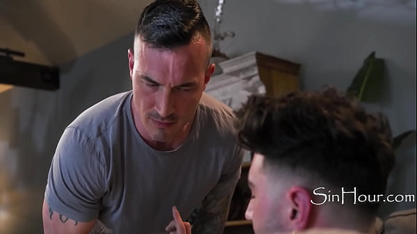 Ein Mann mit verbundenen Augen dachte, es wäre seine Freundin, die ihm einen bläst. Aber es war sein schwuler Kollege, der alles mit der Kamera aufzeichnete