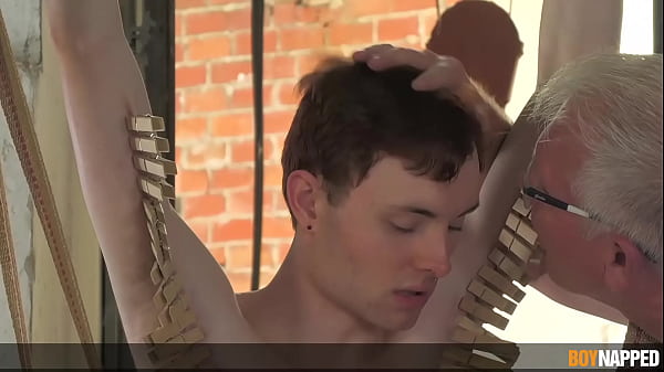 Servicing Hard Master Teil 2: Skinny Sub lässt sich kneifen und den Arsch dehnen