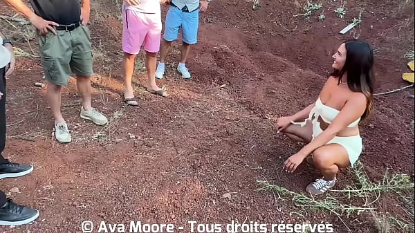 Schöne französische Amateurin wird im Wald von einer Gruppe Fremder gefickt