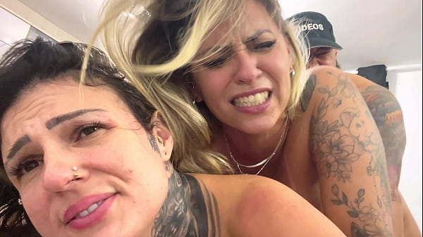 E quando facciamo del sesso a tre davvero bello come quello! Con le loro fighe che pulsano, stanno quasi per venire! Loro tre si divertono così tanto insieme che è così facile!