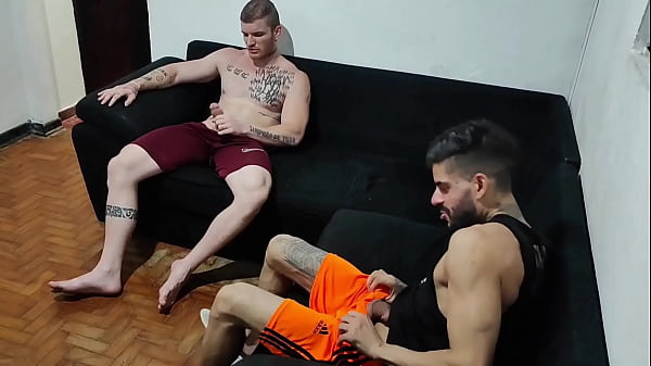 uomo sposato si fa una sega con un amico a casa, la moglie lo coglie sul fatto e decide che loro due la scoperanno