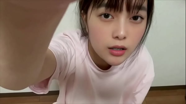 Ein College-Mädchen wird geil und masturbiert, weil der Penis ihres männlichen Freundes so groß ist, dass sie sich vorstellt, wie er aussieht.