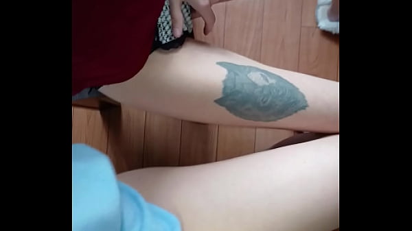 Mein Klassenkamerad und ich masturbieren im Unterricht riskant unter dem Tisch