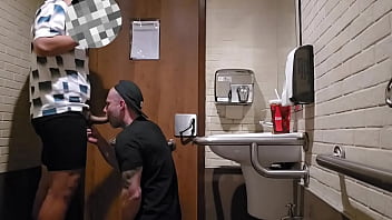 Levando pau grosso no banheiro do shopping!