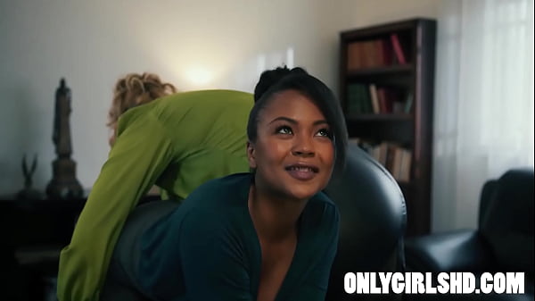 Geschäftsfrau Ryans Analfest mit Sekretärin Avery bei regelwidrigem Fick!