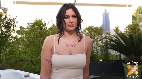 Laury, chaude et coquine, partage une bite avec sa copine