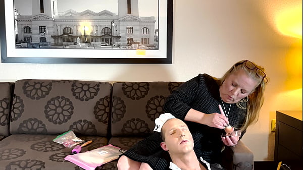 Make-up-Transformation bei einem Mann, der zur Magd wird