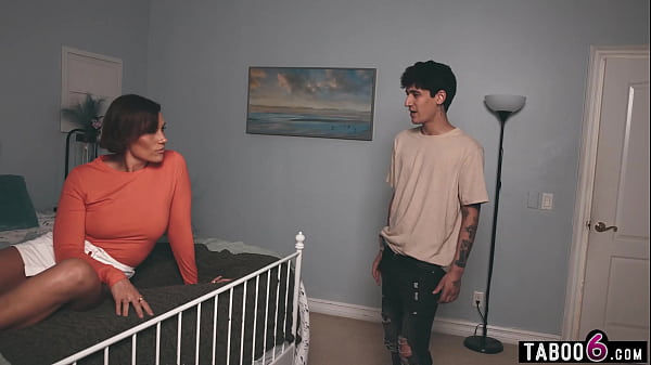 Stiefmutter-MILF aus dem Nahen Osten wird von ihrem Stiefsohn beim Spritzen der Muschi erwischt