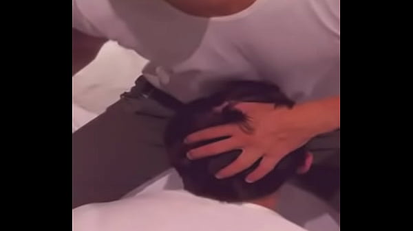 Estudiantes universitarios cachondos hacen sus deberes de anatomía en secreto