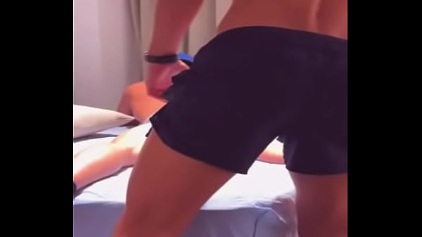 Le hago mamar a mi compañero de cuarto después de muchos tragos en la fiesta del vecino