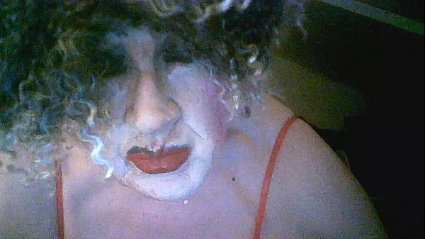 La troia fumatrice Sarah si prepara per una serata a pecorina, vorresti scopare queste scorie? Adora il cazzo, qualsiasi cazzo