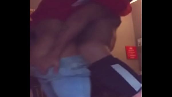 Il ragazzo atletico della scuola mi distrugge il culo