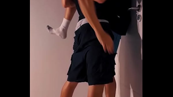 Desconocido que me siguió me folla a pelo en la puerta de mi departamento