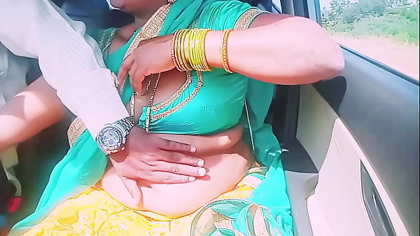 Sexe en voiture. Une femme au foyer Desi essaie de baiser une romance de voiture avec une personne inconnue. Discussions sales en telugu.