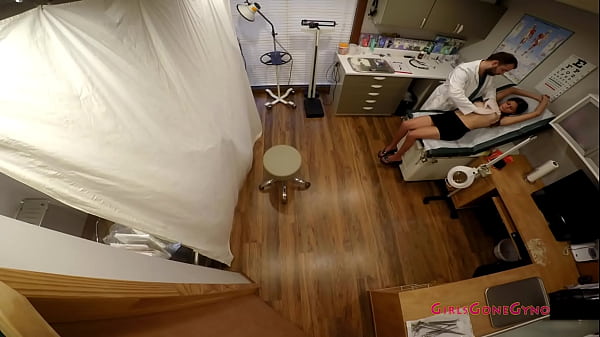 Sexy Latina Teen zieht sich aus