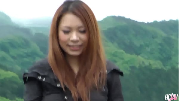 La cattiva ragazza giapponese Kai Miharu lo porta all'aperto