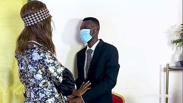 Amante del chico besándose con su secretaria de oficina