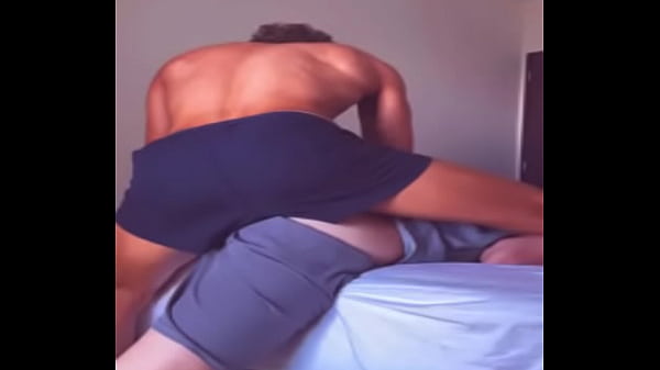 Depois de alguns drinks, brincar na cama com os amigos vira sexo