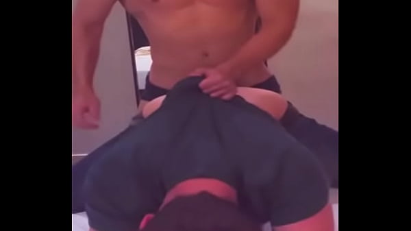 MI STAVA PROVANDO NEI BAGNI DELLA PALESTRA E UNA PICCOLA PUTTANA È ENTRATA PER MANGIARMI