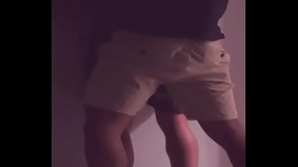 Der Hetero-Typ drängt mich auf der Party in die Enge, um seinen Schwanz in mich zu stecken