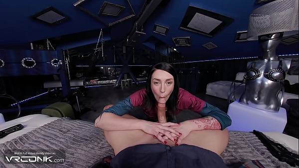 VR Conk: la ragazza arrapata Ellie fa il primo pompino e cavalca un cazzo enorme nella parodia cosplay, parte 1