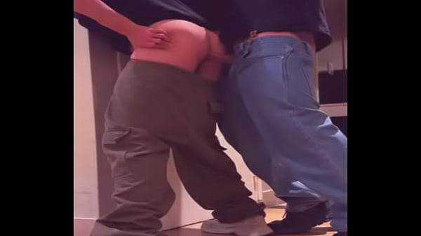 estudiantes follan a escondidas en el aula