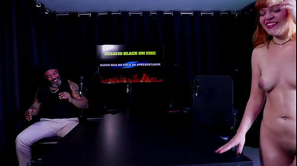 Sie hatte eine Krise und kehrte zur CLT zurück, sie muss kleine Schwänze erniedrigen, und wen auch immer sie lutscht, auf dem sie sitzt oder an ihnen vorbeigeht – Middy (SCHAU DIR AN: SHEER/RED)