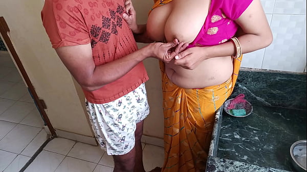 La belle-fille nouvellement mariée de la femme de ménage baisée dans la cuisine pendant qu'elle lavait les ustensiles