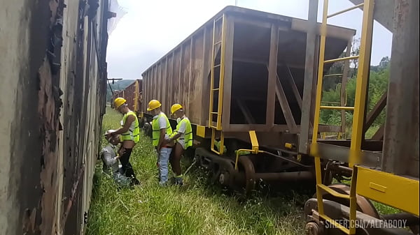Die Arbeiter wurden heute bei der Arbeit hart, sie riefen ihren Freund zu einer Orgie zur Mittagszeit an und das Dessert war mit viel Milch auf dem Arsch und mitten auf den Bahngleisen und Autos. Teil I (Teaser)