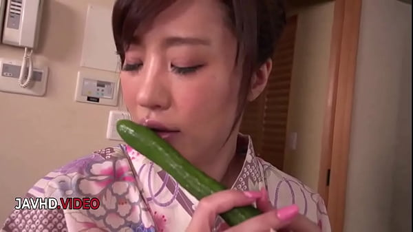 La MILF asiatique amateur Ryouka Shinoda aime jouer en solo torride à l'aide de jouets atteignant des hauteurs de plaisir MILF