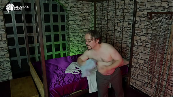 Quản lý khách sạn Redhead &amp_ Succubus Lily Kink, quyến rũ sau đó hút và fucks người đàn ông kinh doanh