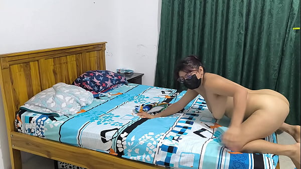 Tôi suýt nữa đã đụ được anh kế của mình ở nhà. Anh ấy xấu hổ và bỏ tôi trong phòng ngủ, kích động sau khi chơi oẳn tù tì, kéo. Tôi phải mò mẫm bản thân để tưởng tượng về việc được chạm vào.