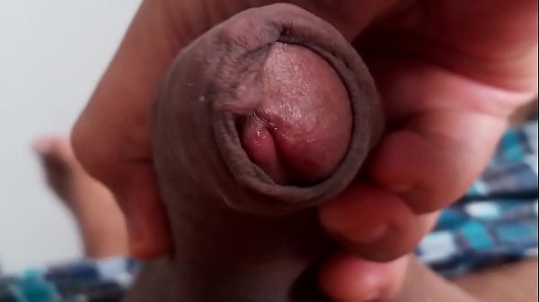 Ragazzo paffuto si fa una sega e mangia la sua sborra. 21 ottobre 2025.