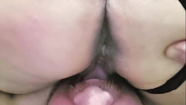 La cameriera viene nella bocca del suo capo e il capo viene sulla cameriera in 69. È stata leccata e succhiata fino a quando non riusciva più a sopportarlo.