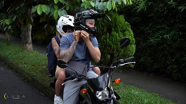 Adolescente brincalhão e gostoso se apresenta - big_ass