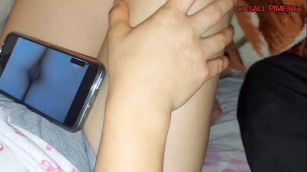 Questo è quello che succede quando una sorellastra guarda un porno, la sua figa lampeggia, la ragazza bianca non può resistere a fare una sega e chiedere di scoparla finché la sua figa non viene.