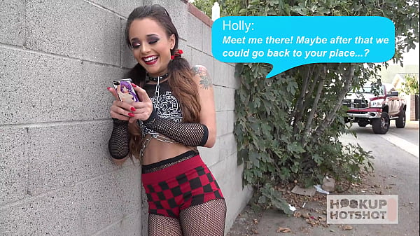 Das kleine Gothic-Mädchen Holly Hendrix schiebt sich einen riesigen Schwanz in den Arsch