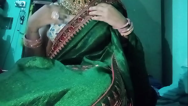 Gaurisissy, travestito gay indiano con fondo gay, preme le sue tette così forte con gioielli pesanti in verde Saree, vero sesso xxx
