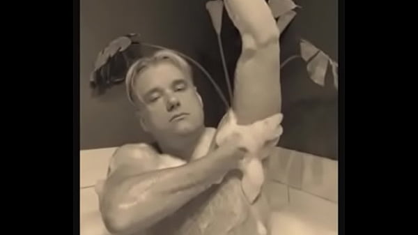 Dom Rod dans le bain de luxure érotique