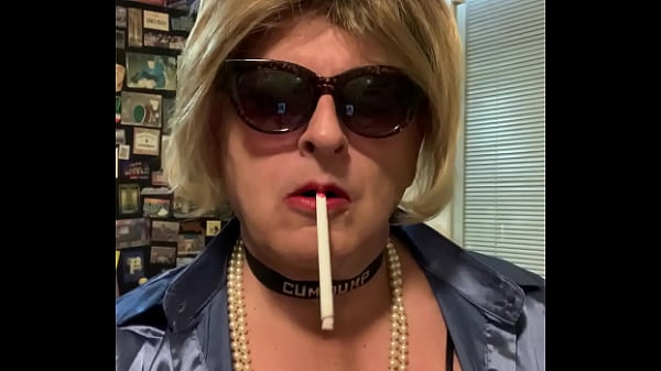 CD Nikki fume sexy en chemise bleue